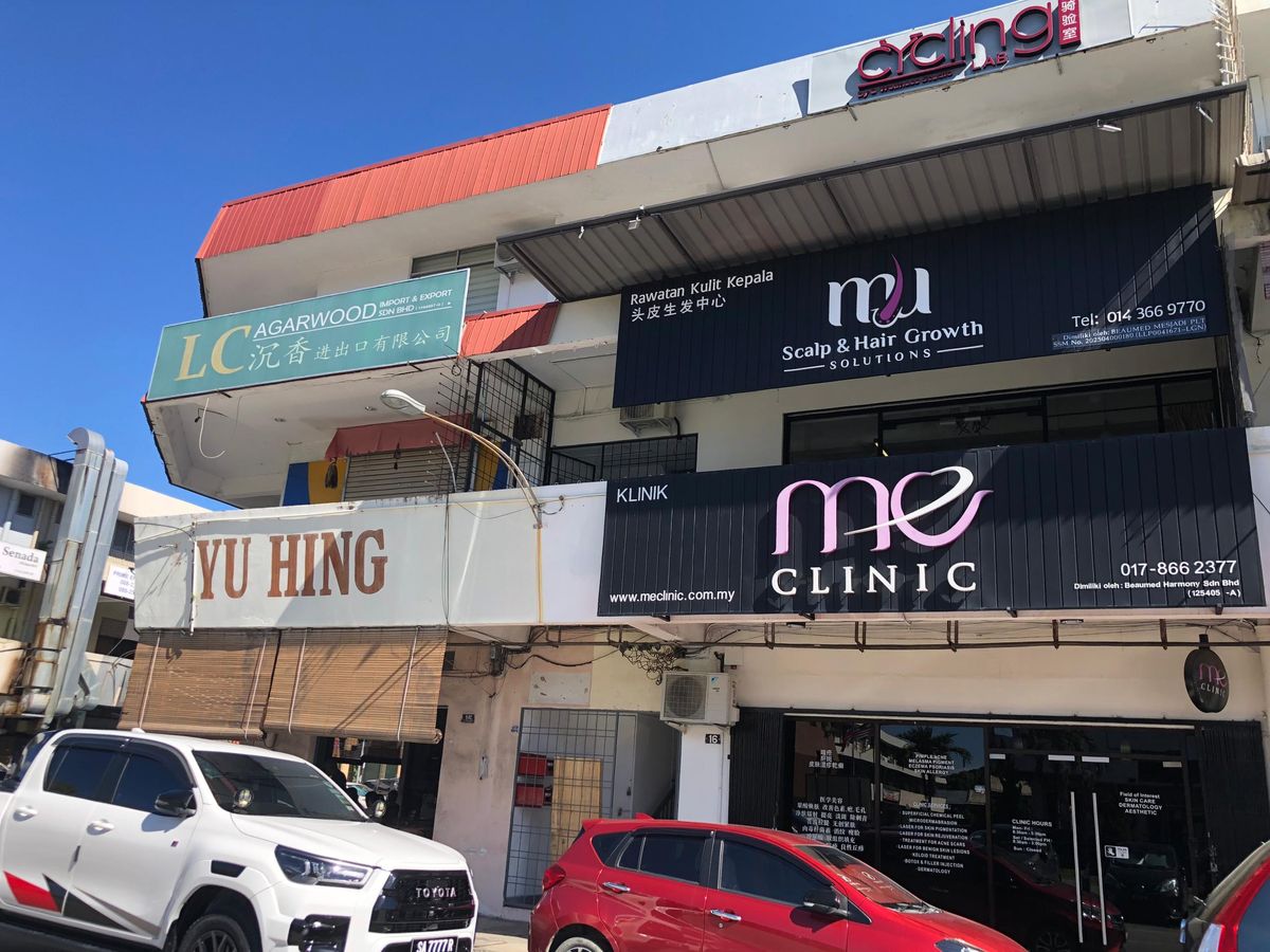 Papan tanda luaran MU Scalp & Hair Growth Solutions di Kolam Centre Phase 1, Jalan Lintas, Kota Kinabalu