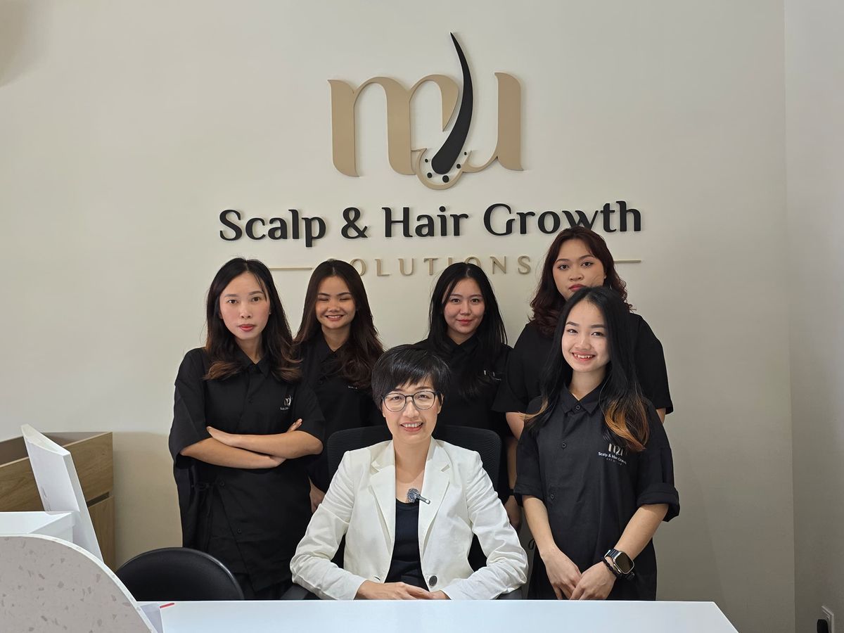 Dr. Lu Ying Shean dan pasukan MU Scalp di meja hadapan pusat rawatan kerontokan rambut MU Scalp, Kota Kinabalu